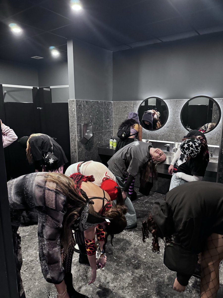 rowandaly_'s tweet photo. Incase you were curious what we’re doing in the girls bathroom🤫😵‍💫 #fentfold #northerninvasion https://t.co/VodjQH0FJl