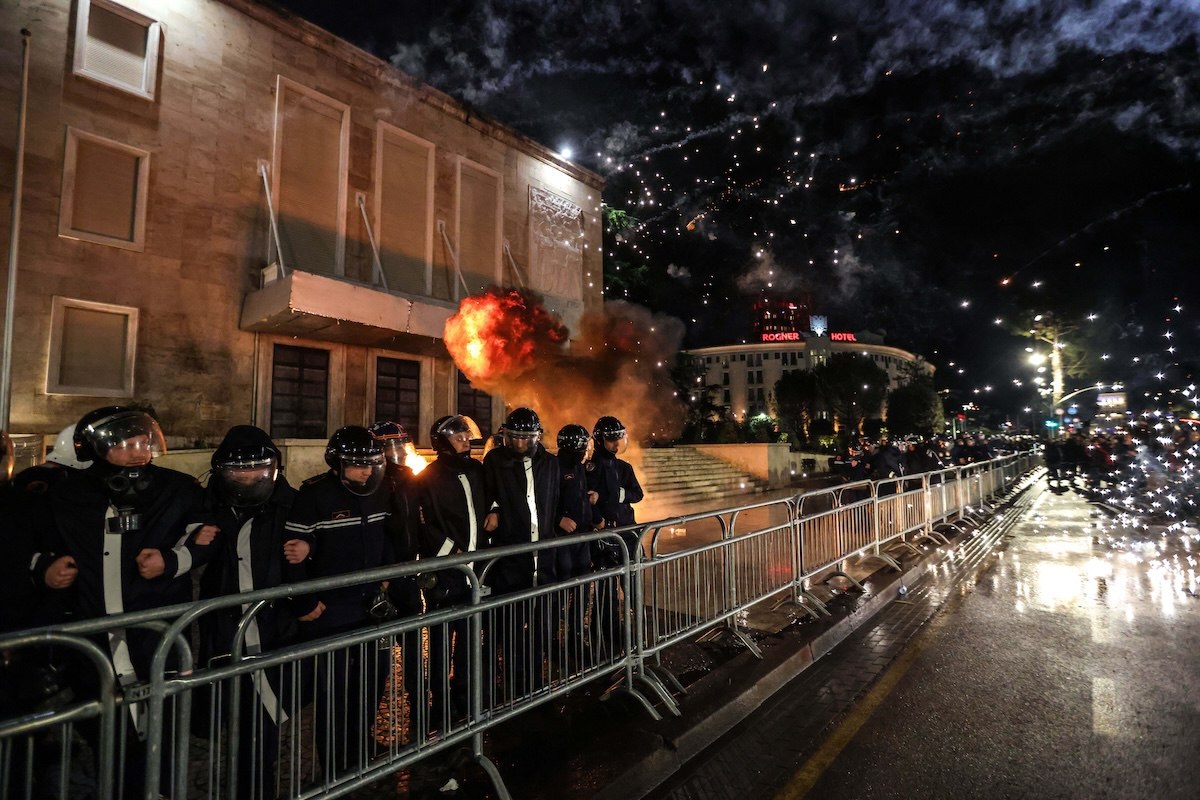 ultimoranet's tweet image. Albania, violenta protesta contro il governo del primo ministro Edi Rama, con lanci di molotov e scontri con la polizia davanti al palazzo del governo: segnalati feriti sia tra gli agenti (alcuni ustionati) sia tra i manifestanti; oltre una decina di fermi @ultimoranet