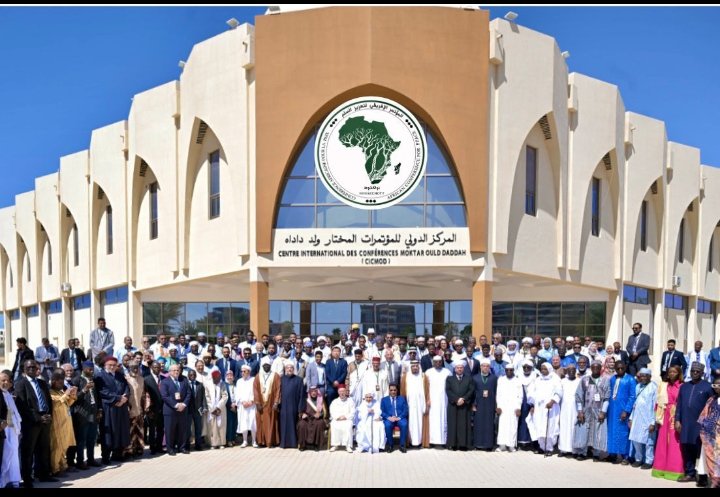 AlemAmou's tweet photo. صورة جماعية للمشاركين في المؤتمر الافريقي لتعزيز السلم المنعقد في نواكشوط ويتوسط الصور معالي الوزير الأول المختار ولد انجاي والعلامة المجدد فضيلة الشيخ عبد الله بن بية رئيس المؤتمر الافريقي لتعزيز السلم . https://t.co/7Ab7XiJ4BP