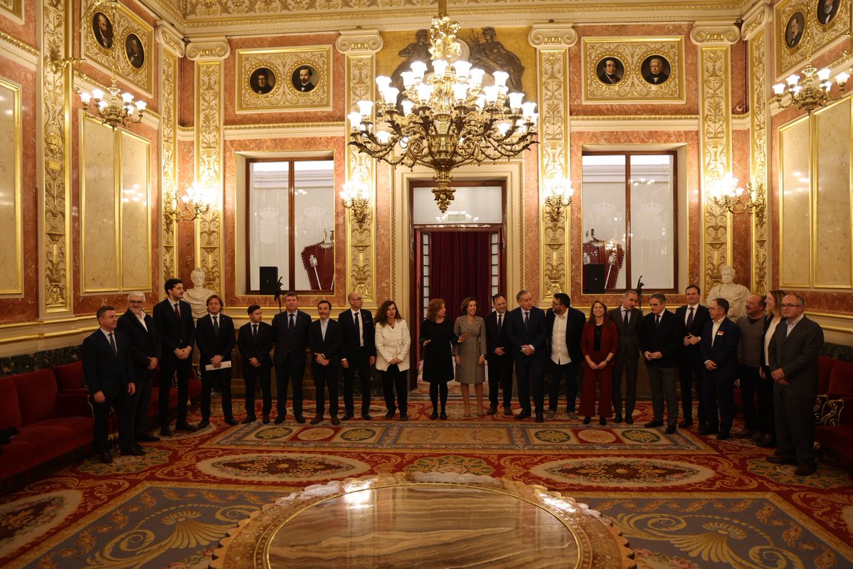 Tothom ha vingut a fer-se la foto per celebrar que impulsam que Formentera tingui senador/a. Però, hores després, no tothom vota a favor.

Ridícul important del <a href="/ppbalears/">PP Balears</a> avui al Congrés. Feijóo els ha fet canviar el vot en el darrer moment. Per por a Vox. Així està el PP.