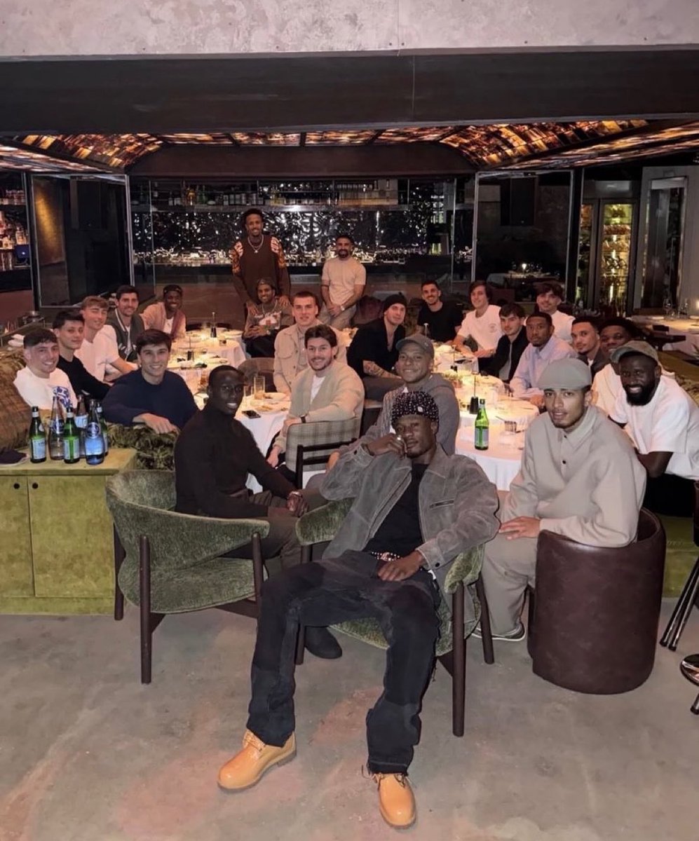 theMadridZone's tweet photo. 🚨 REAL MADRID TEAM DINNER TODAY. https://t.co/8JKhqg50jN