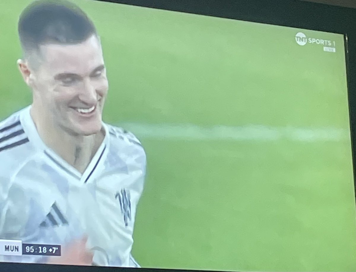 Benjamin Sesko rescues a point for Man United 😭😭😭

#WHUMUN #MUFC #GGMU #EPL