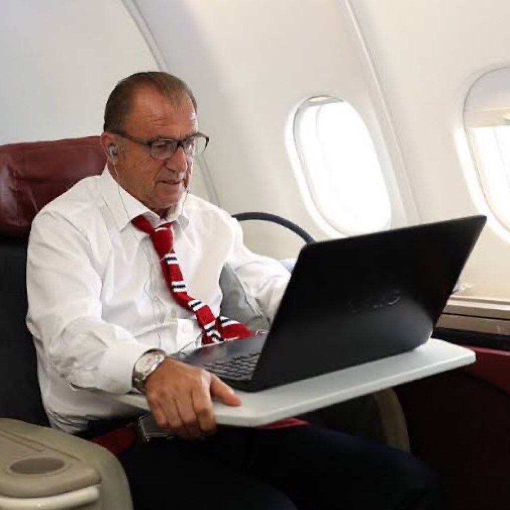 ders seciminde hocalarin ismine bakarak karakter analizi yaparken