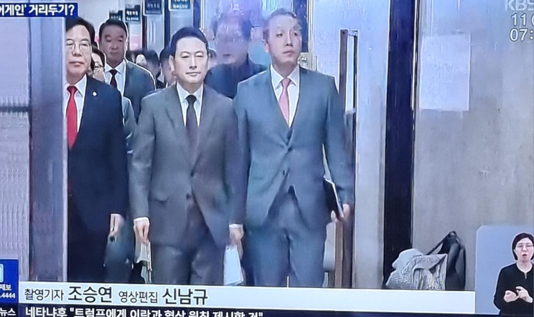 지선을 앞두고 카멜레온 흉내내는 똥덩어리들.