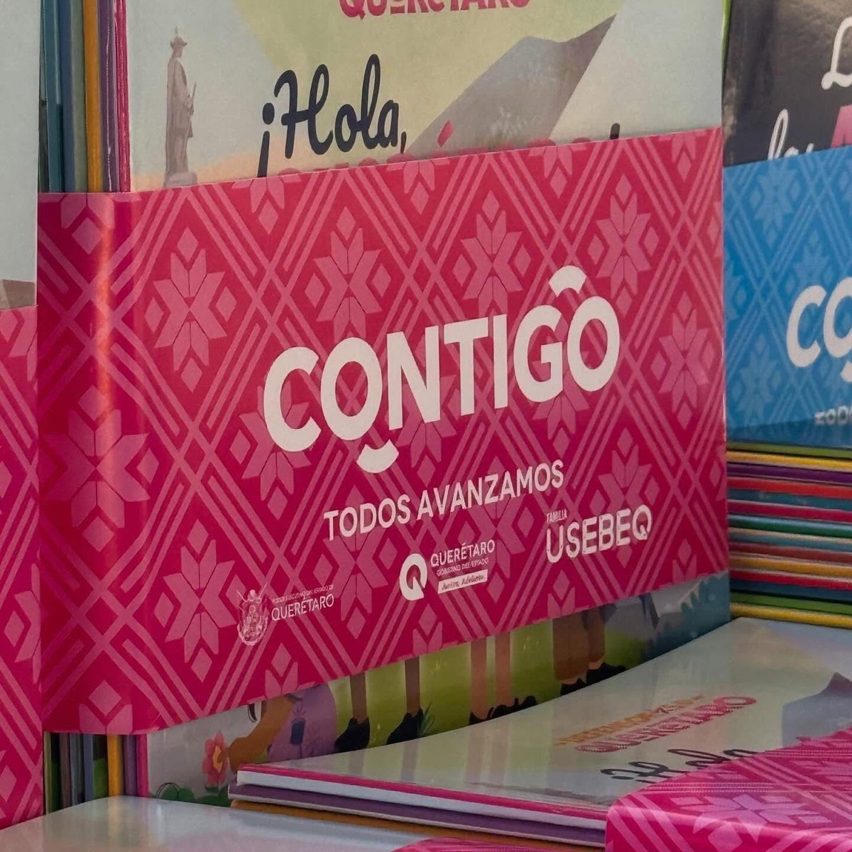 SedeaQro's tweet photo. Hoy en la escuela primaria Narciso Mendoza, localidad de El Blanco, Colón. entregamos los libros Defensores de Querétaro para que crezcan con respeto y convivencia. Como dice el Gobernador @makugo, trabajamos por el progreso de toda nuestra comunidad. #AquíContigoEducando https://t.co/dhu9e2JFbQ