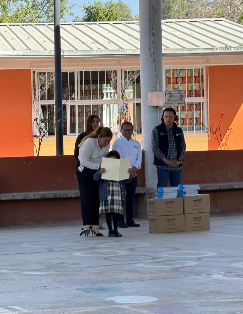 SedeaQro's tweet photo. Hoy en la escuela primaria Narciso Mendoza, localidad de El Blanco, Colón. entregamos los libros Defensores de Querétaro para que crezcan con respeto y convivencia. Como dice el Gobernador @makugo, trabajamos por el progreso de toda nuestra comunidad. #AquíContigoEducando https://t.co/dhu9e2JFbQ