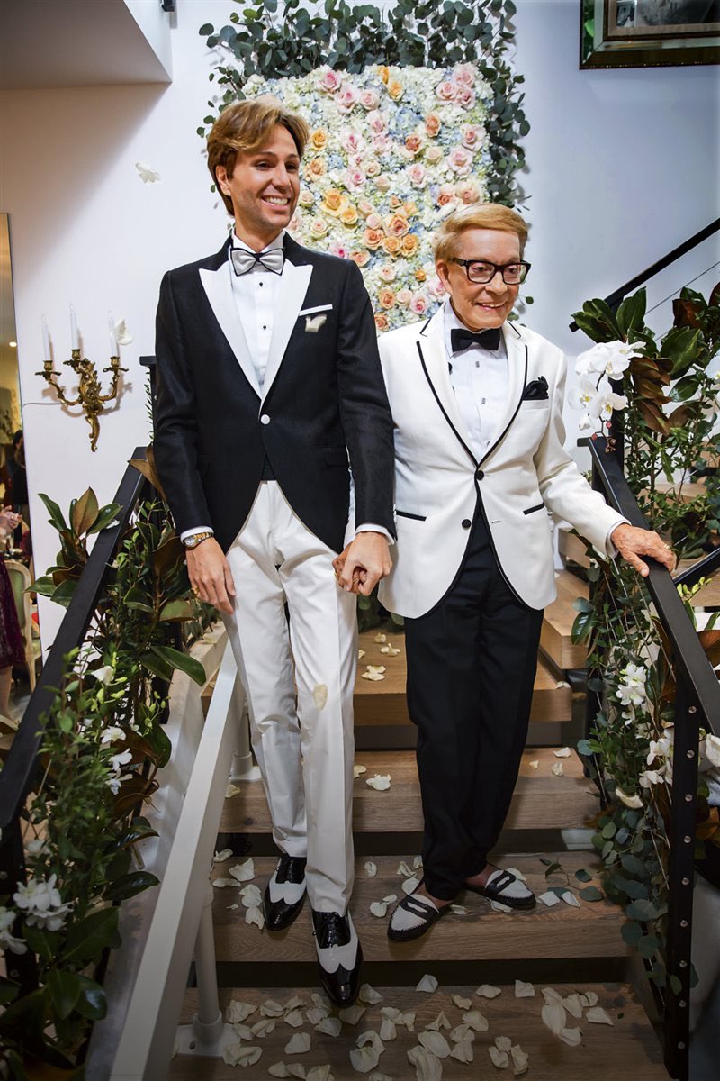 Javier Ambrossi me está dando vibes de Erik Putzbach, menudos pómulos más operados. Se nota que no presenta porque no sabe qué hacer con sus manos, el lenguaje corporal falla. #BenidormFestSemi1