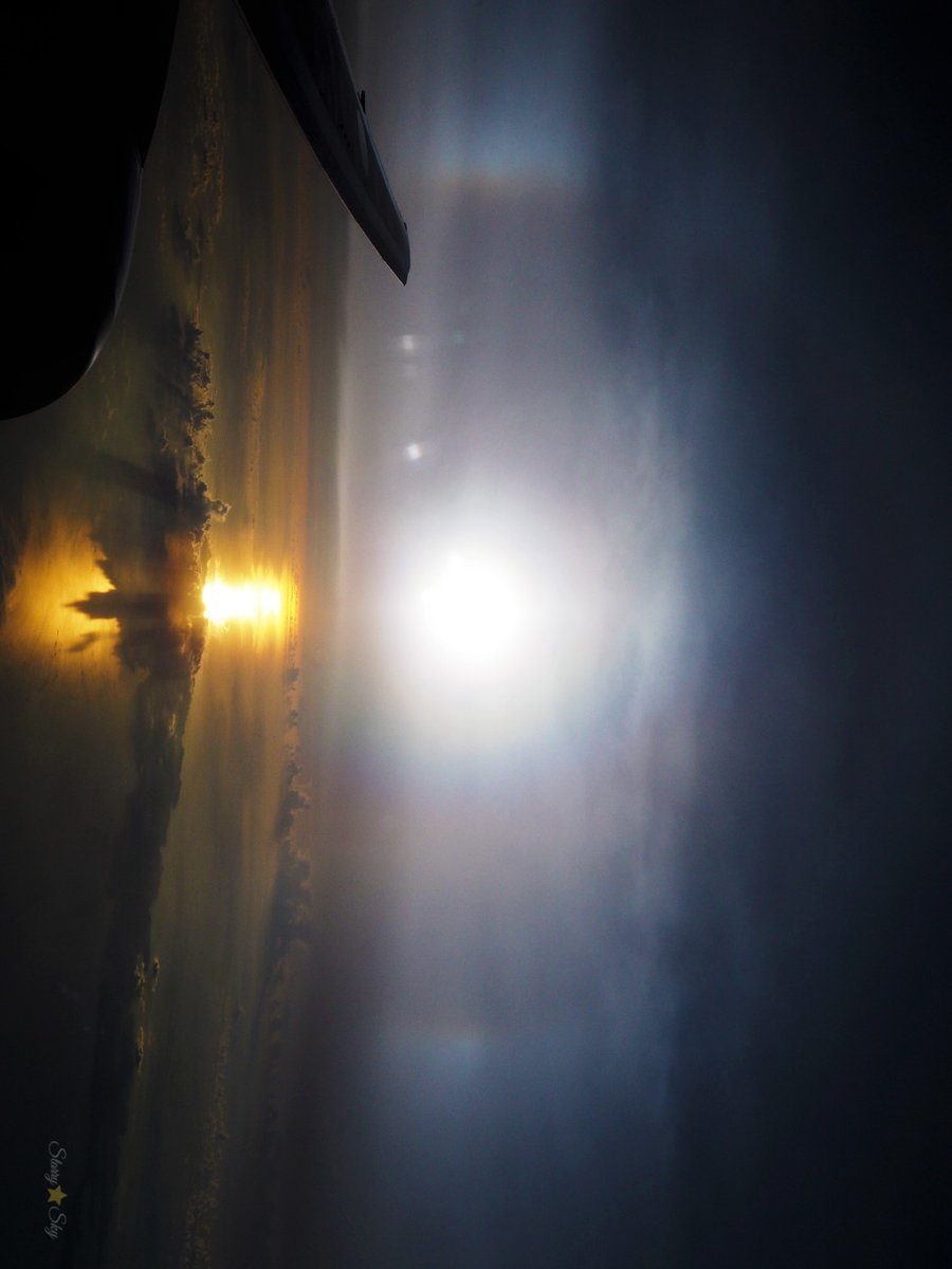 懐かしい写真を見つけた！
飛行機内から撮影した
日の入り前の太陽🌅

そして幻日とハロ🌈

#幻日 #ハロ #starrysky #JAPAN #풍경 #写真 #photography  #snap #キリトリセカイ #OLYMPUS #ミラーレス #ANA #飛行機 #Airplane
