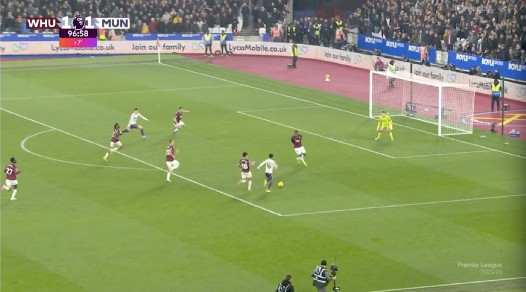 hugoknowsbaII's tweet photo. How you opt to cut back a straight forward weakfoot shot is frying my head. 

I’m FUMING https://t.co/NxMJMvabtr