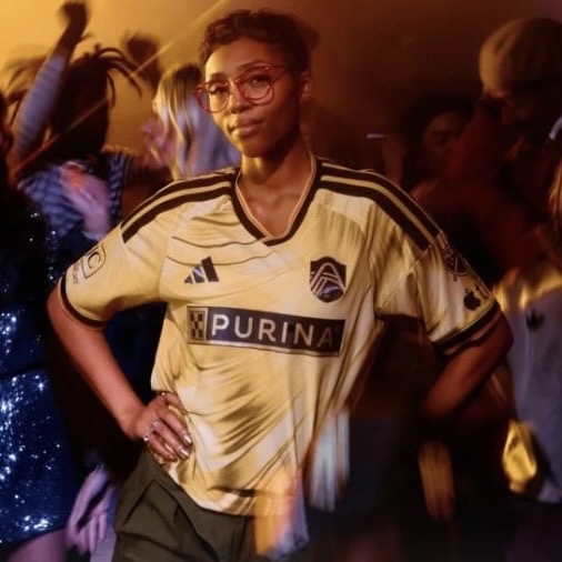 Well looks like we have our first actual look of the gold CITY kit. #AllForCITY