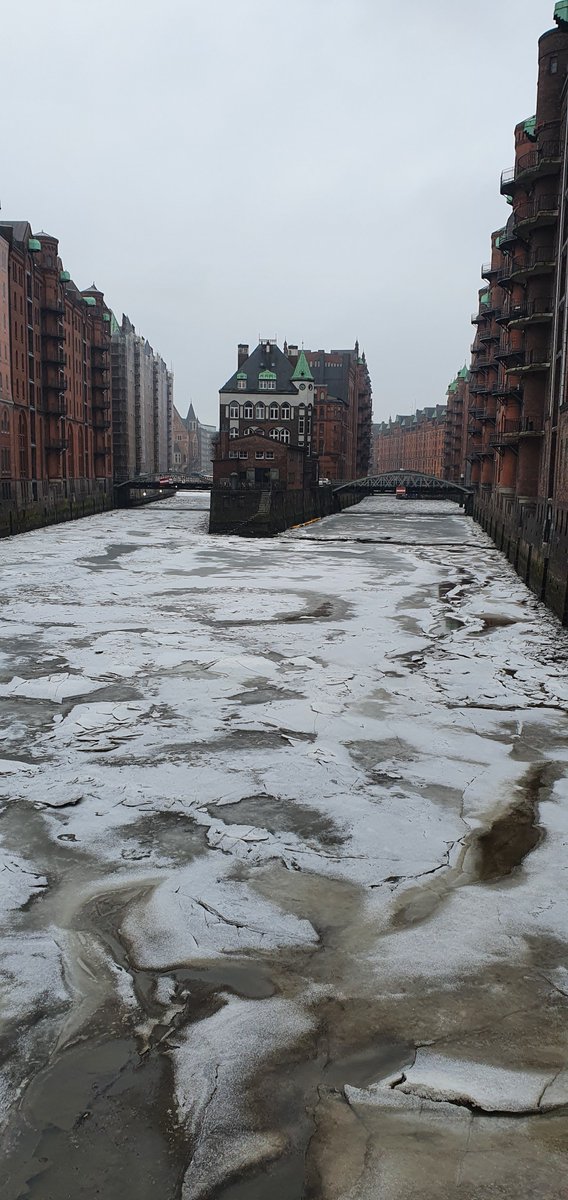 FalcoAlexs's tweet photo. Hamburg ist zugefroren... https://t.co/52IwKiH0e2