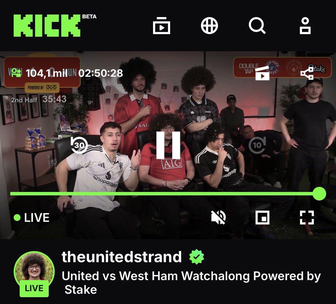 Si enserio pensas que es hincha del Manchester United, lamentablemente sos estúpido.

Corta.