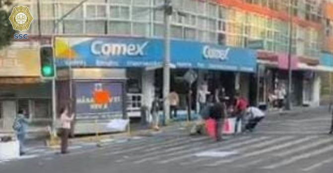 OVIALCDMX's tweet photo. 16:19 #PrecauciónVial | Continúa cerrada la circulación por manifestantes en Av. Parque Lira a partir de calle Gobernador General José Morán, así como de Gobernador Agustín Vicente Eguia desde Gobernador Rafael Rebollar, alcaldía Miguel Hidalgo. #AlternativaVial Anillo Periférico, Circuito Interior y Av. Constituyentes.