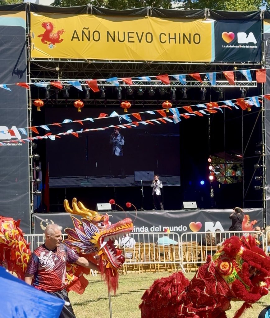 En la Ciudad, Votás junto al Año Nuevo Chino 🐎🔥
Acompañamos a la comunidad china junto a <a href="/SGastonJ/">Santos Gaston Juan</a> en el Año del Caballo de Fuego. Con nuestro PIC respondimos consultas de migrantes y acercamos información clara sobre derechos políticos. Participar fortalece ciudadanía.