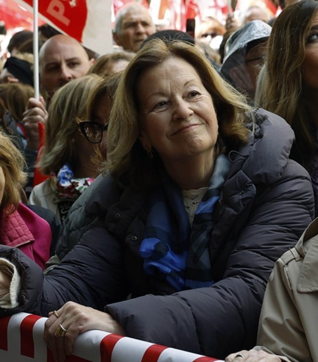 La última vez que se la vio en público fue cuando se acercó a la sede del PSOE en Ferraz para apoyar a Pedro Sánchez en los cinco días que el presidente del Gobierno se tomó de reflexión.

Grande Carmen Romero.