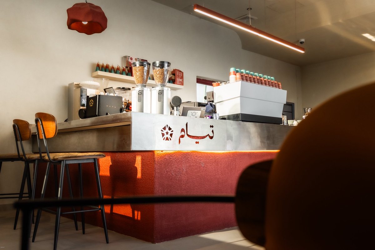 اختيار القهوة يعتمد على طريقة التحضير ومذاق القهوة أكثر من الاسم:

•واضحة وسهلة الشرب → قهوة اليوم
•مركزة وقوية → إسبريسو
•مع حليب وطعم متوازن → فلات وايت
•باردة ومنعشة → V60 بارد

✨ كل طريقة تحضير تبرز مذاق مختلف من نفس البن