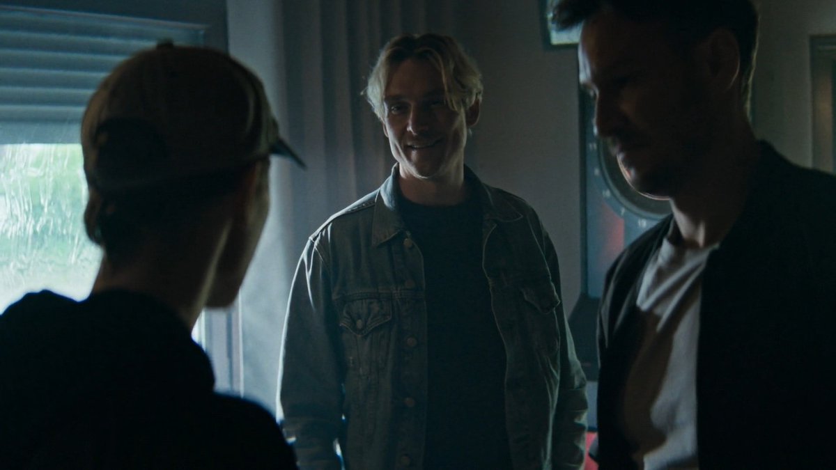 bei welcher therapie war adam eigentlich, dass er nach "hat er dich provoziert, ist er dich angegangen, hat er dich misshandelt?" und "...ne? dich oder was?! würde ne menge erklären" nur so blöd grinst, dass man ihn abknutschen will??? HALLO?