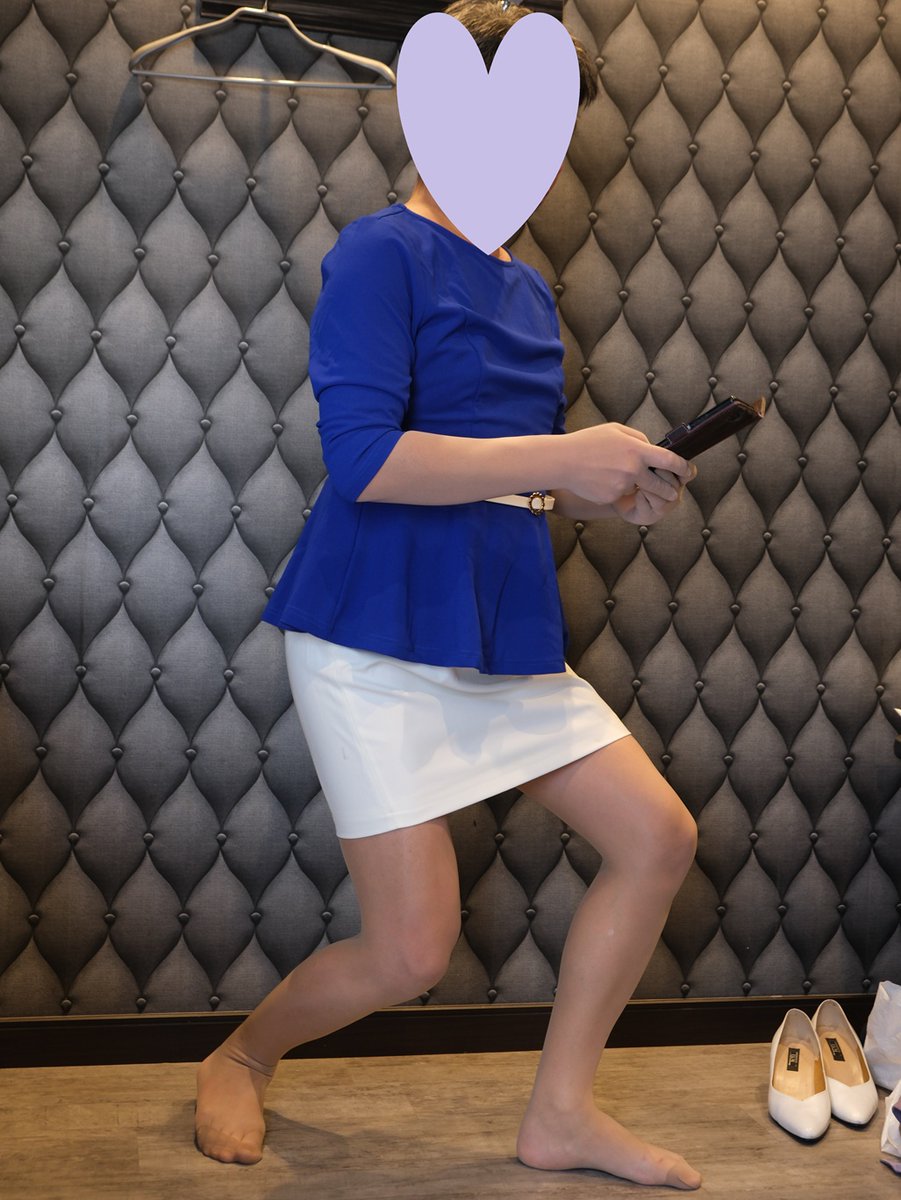 OkitakeA's tweet photo. Which do you prefer, high heels putting on or off👠？♡

#blueblouse #whitetightskirt #beigepantyhose #tanpantyhose #pantyhosetoes #pantyhoseaddict #ブルーブラウス #白タイトミニ #白ワンピース #ナチュスト #ベージュストッキング #パンストフェチ #パンストつま先 #ストッキング https://t.co/wa2LiyFdtU