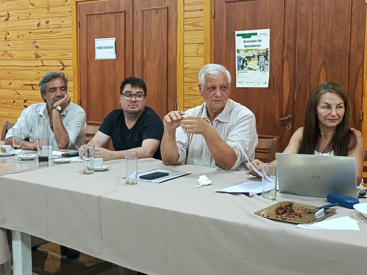 apicofom tweet media