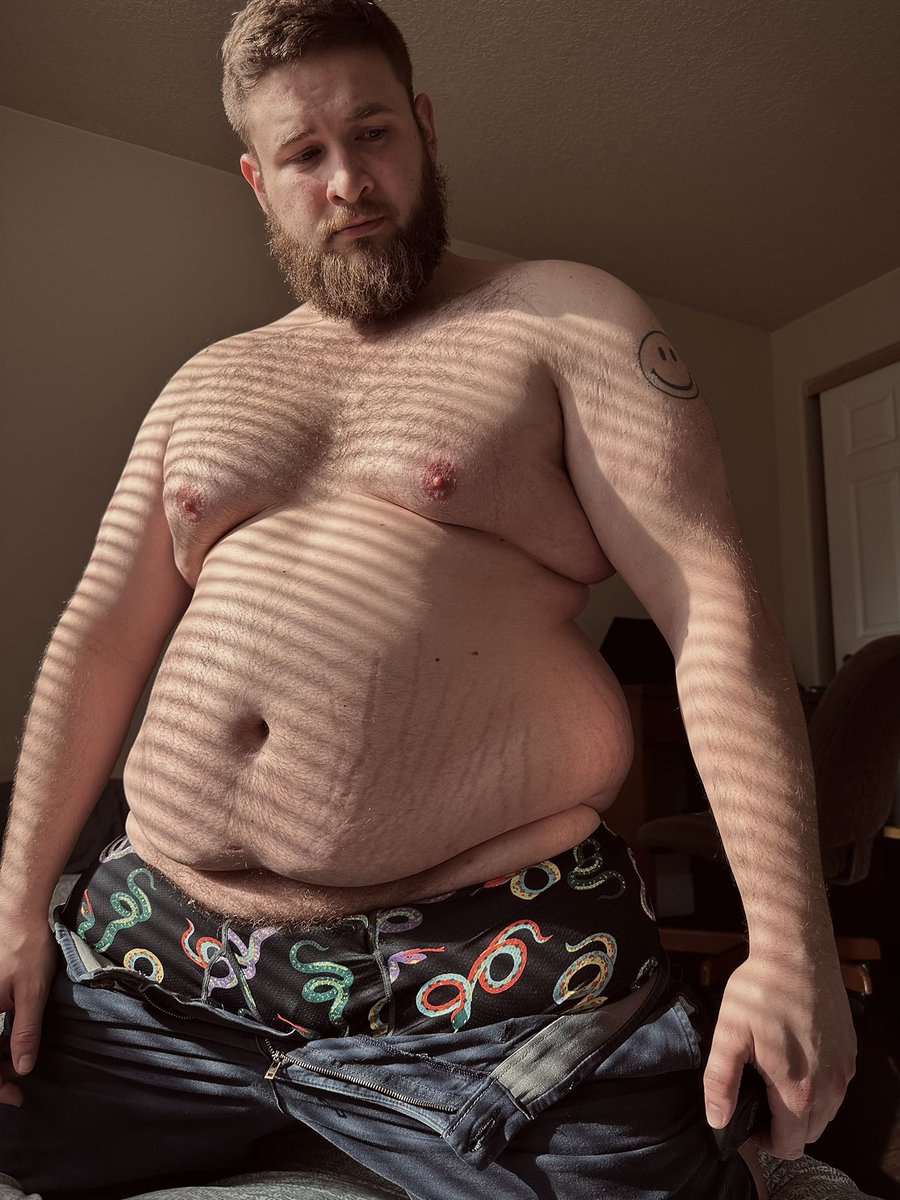 I'm kind of digging how the horizontal stripes from the blinds meet the vertical stripes of my stretch marks #tummytuesday