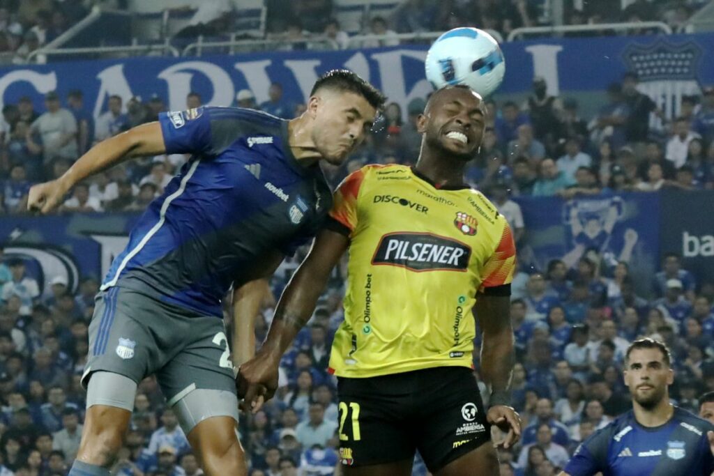 Este año el #ClásicoDelAstillero, el partido más importante del país, estará cargado de aditamentos, habrán jugadores hermanos en cada club, posiciones políticas distintas y un país dividido en dos. 

Más allá de lo deportivo, este partido representa el ecuatorianismo.