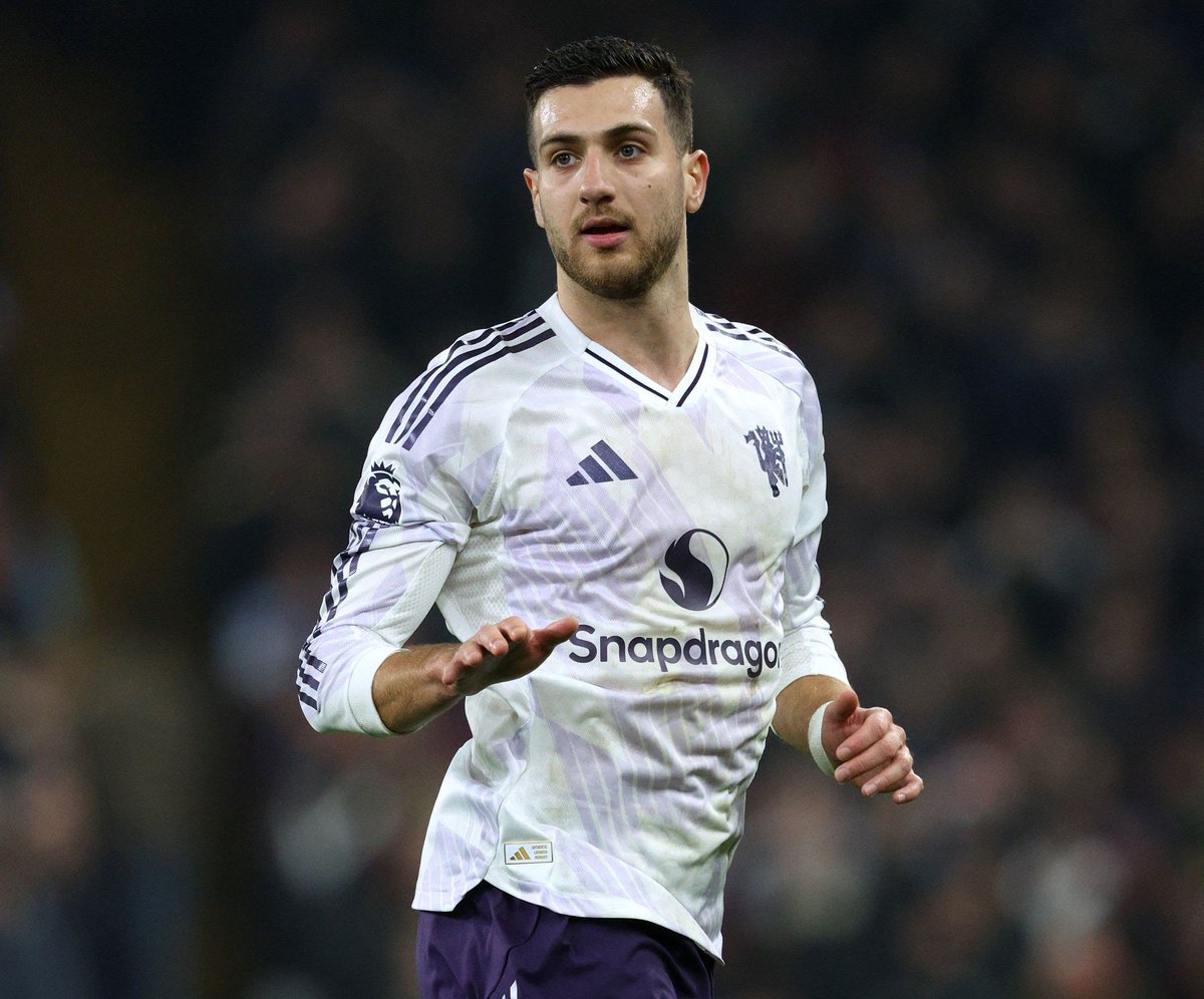 Stick a cross into the box, Casemiro scores, offside.
Stick a cross into the box, Zirkzee nearly scores.
Stick another cross into the box, Sesko scores.

Yet Dalot, Shaw &amp; others spend about an hour straight sticking crosses into the 'box' which are actually crosses to the