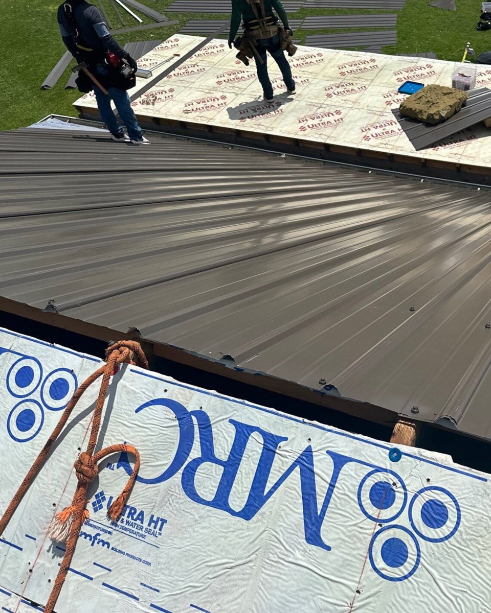 wisebuildersrnr's tweet photo. A metal roof isn’t just a look—it’s long-term protection, energy efficiency, & peace of mind all wrapped into one upgrade. If you’re thinking about a roof that works as hard as it looks good, metal is always a solid choice. 🏠✨
#WiseChoice #MetalRoof #Roofing #RoofingContractor https://t.co/SBiqtQd76k