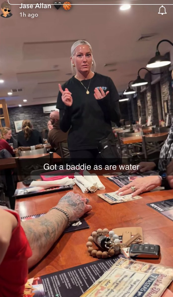 Poetikflakko's tweet image. KID MADE A SNAP STORY THAT HIS WAITRESS WAS A “BADDIE” AND THIS HAPPENED‼️💀😂