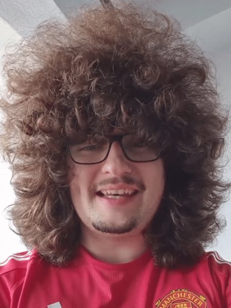 eu já ando farto deste imbecil, nunca mais corta o cabelo