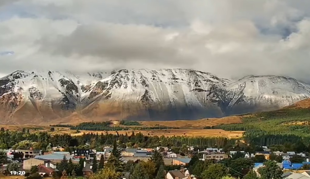 No solo llegaron lluvias importantes, también nevó en los cerros en #Esquel y la región.
Fotografias gentileza FM del Lago 105.5