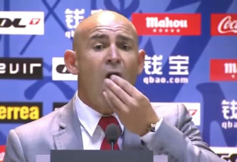 + Vamo a ver, ¿El United ha ganado 5 partidos seguidos?

- Le faltó poco.

+ Pues si le faltó un poco este chico no puede cortarse esa mierda que lleva en la cabeza ¿Cómo lo quieres? ¿Cómo lo quieres de claro? Bueno pues ya está, pues vas y se lo dices a Samubarber corre.