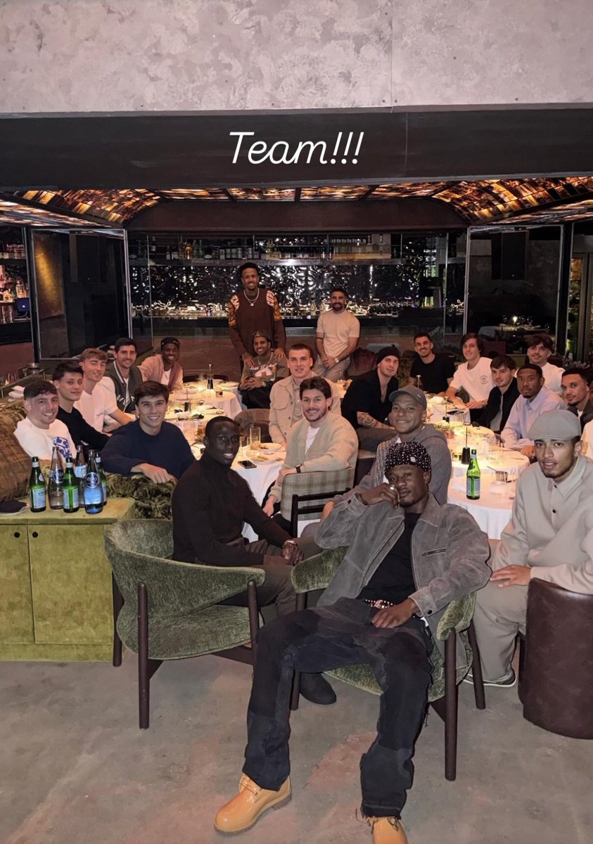 Todos los compañeros apoyaron a Vinícius cuando fue de los jugadores más criticados.

Él hoy INVITA a toda la plantilla a cenar y hacer una conjura de cara a los próximos partidos.

Vini es de los más madridistas y aún así algunos se dedican a ensuciar su imagen cada día.