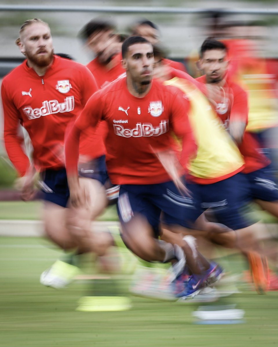 RedBullBraga's tweet photo. Elenco em campo no #DiaDoAtleta! 💪
📸: Ari Ferreira https://t.co/Kkz5rjvbBf