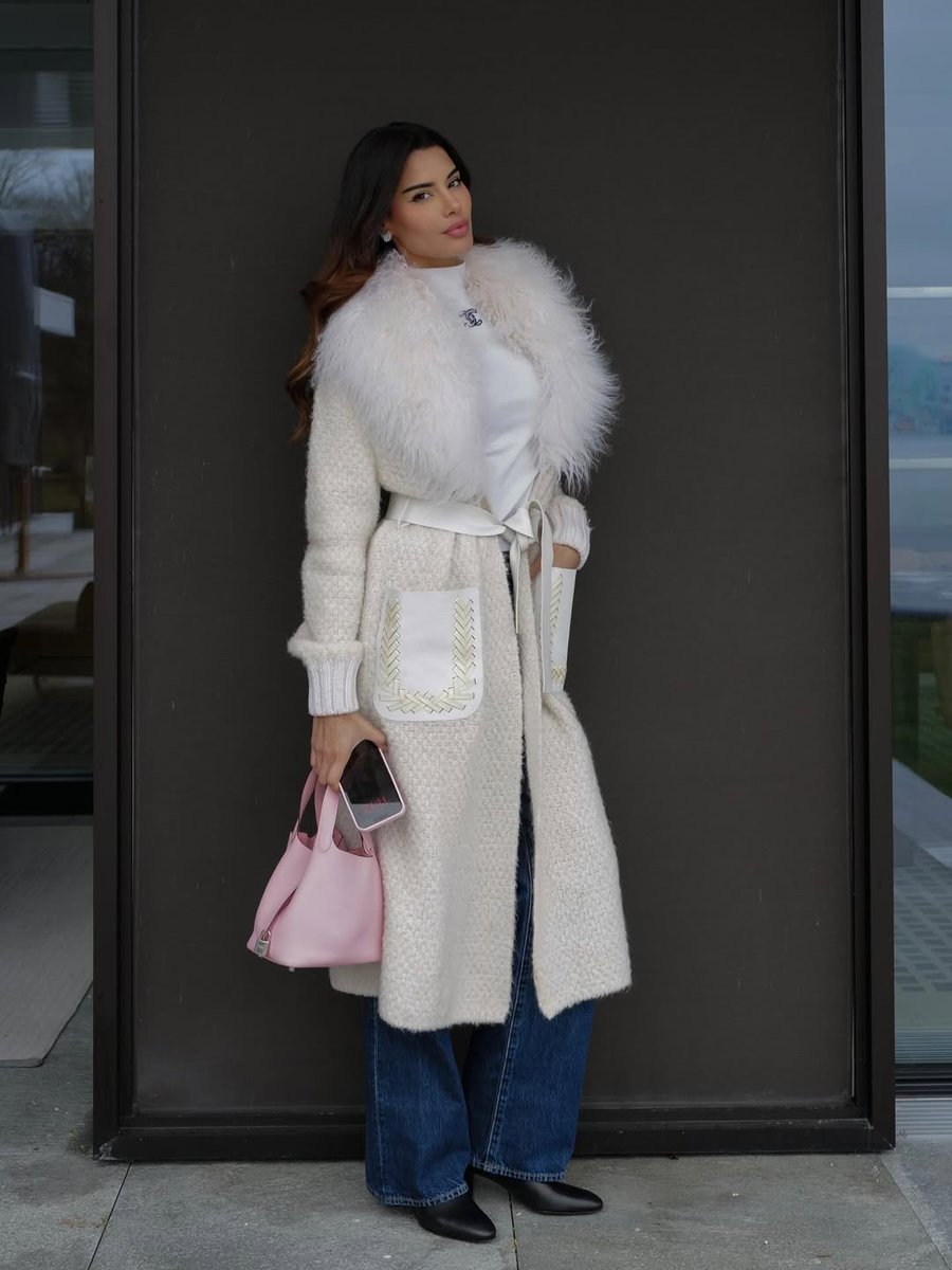 opinandodiario's tweet photo. Blanco total y detalles que marcan la diferencia. Ariadna Gutiérrez dándonos una clase magistral de estilo invernal. ✨❄️ #AriadnaGutierrez #FashionInspo #WinterChic
Ve el resto de las imágenes en su post de Instagram
https://t.co/h7PNLMeRK1 https://t.co/EEvl3X3YxC