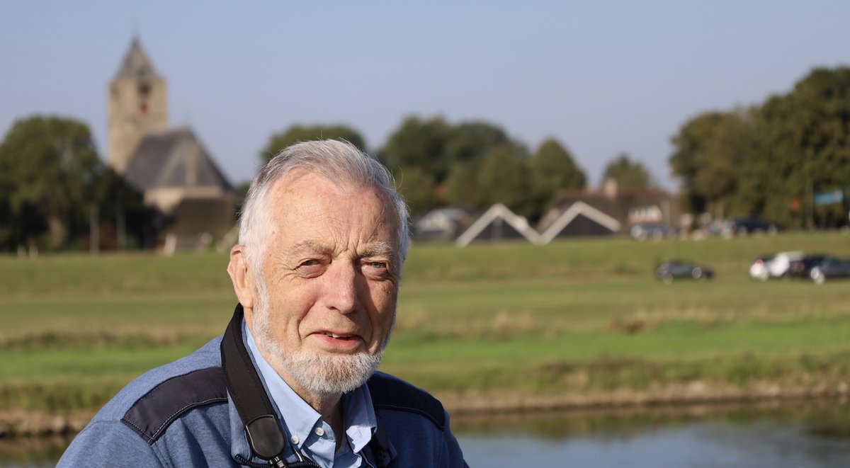 Nico de Haan is op 78-jarige leeftijd overleden. Hij was jarenlang de bekendste vogelaar van Nederland, die de vuurtje van vogels kijken bij heel wat mensen heeft ontstoken. Nico was graag in de IJsseldelta, de plek van zijn jeugd. rivierverhalen.nl/nico-de-haan-s…