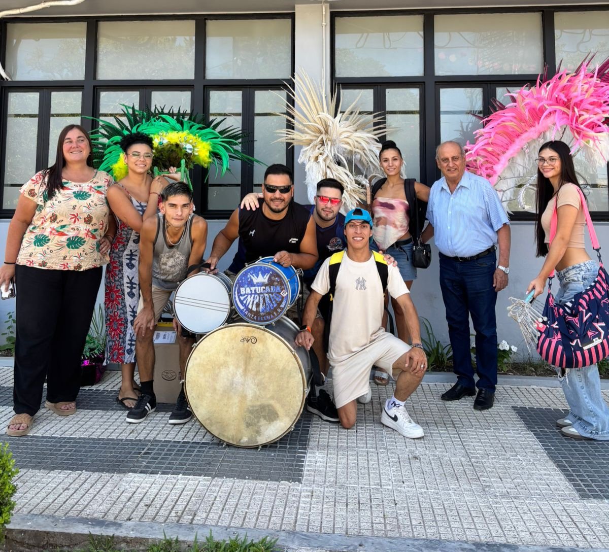 Parte de la delegación que representa el Carnaval de Santa Elena, viaja a Buenos Aires a grabar para el histórico programa de la Tv Argentina "Polémica en el Bar" que se emite por el canal América

#ArribaSantaElena