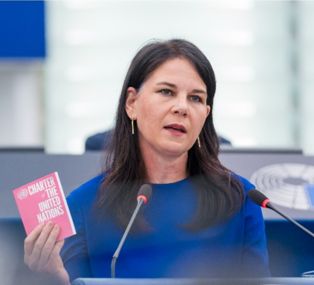 Die Deutschen dachten, sie hätten die Trampolinspringerin aus der 11-Prozent-Partei los, die für das wirtschaftliche Desaster verantwortlich ist, in dem Deutschland heute steckt. Die 360 Grad wegbeförderung zur ungewählten Bürokratie UNO schien weit weg zu sein...

Tja. Hoppala.