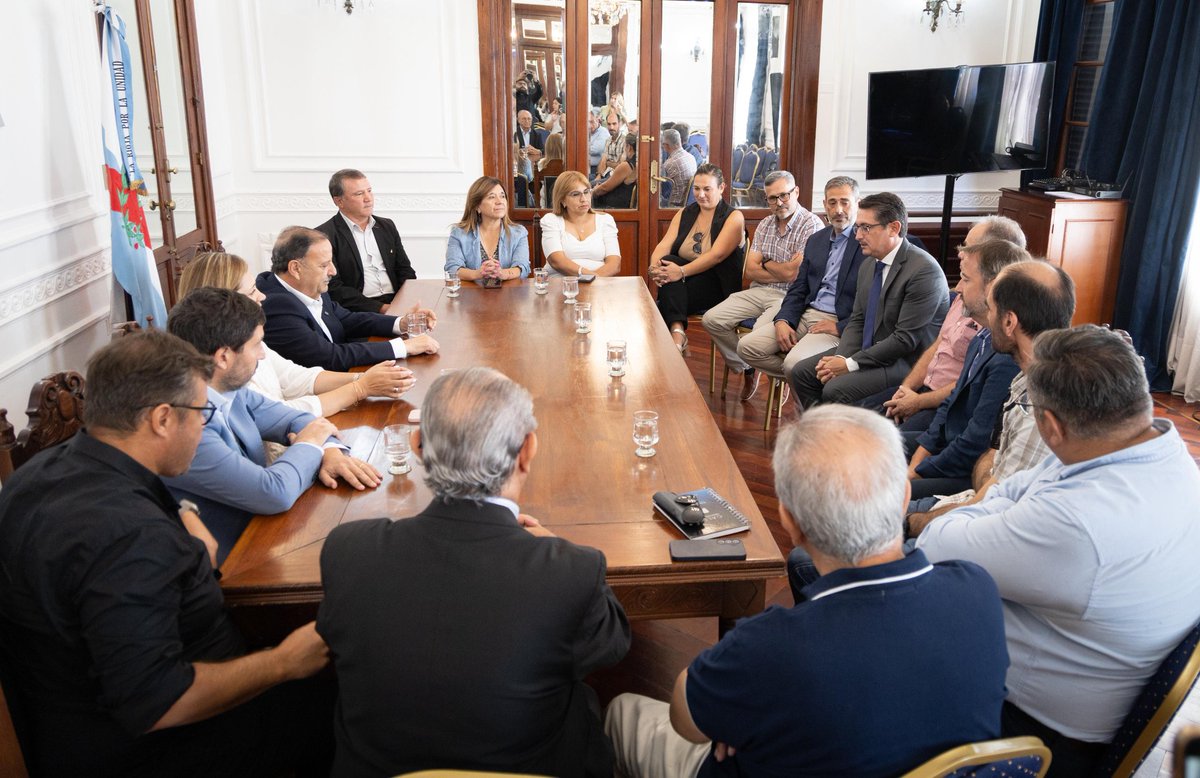 Reactivamos el fondo rotatorio para nuestros productores.
​Mantuvimos un encuentro clave para poner nuevamente en marcha esta herramienta esencial, destinada a acompañar al sector productivo y fortalecer la economía regional. 
​Para nuestra provincia, la vitivinicultura es un eje