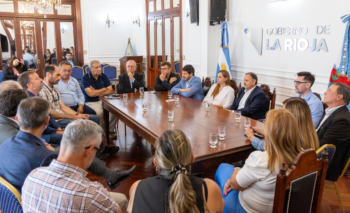 QuintelaRicardo's tweet photo. Reactivamos el fondo rotatorio para nuestros productores.
​Mantuvimos un encuentro clave para poner nuevamente en marcha esta herramienta esencial, destinada a acompañar al sector productivo y fortalecer la economía regional. 
​Para nuestra provincia, la vitivinicultura es un eje estratégico y un pilar fundamental del desarrollo. No solo nos identifica, sino que es una actividad central para la generación de empleo y el crecimiento genuino de nuestras comunidades.
​El desarrollo económico se sostiene con hechos y surge del trabajo conjunto entre el Estado y el sector privado.
​Gracias al presidente de CARPA, Mario González, y a las autoridades de Chilecito y Famatina por este encuentro de trabajo.