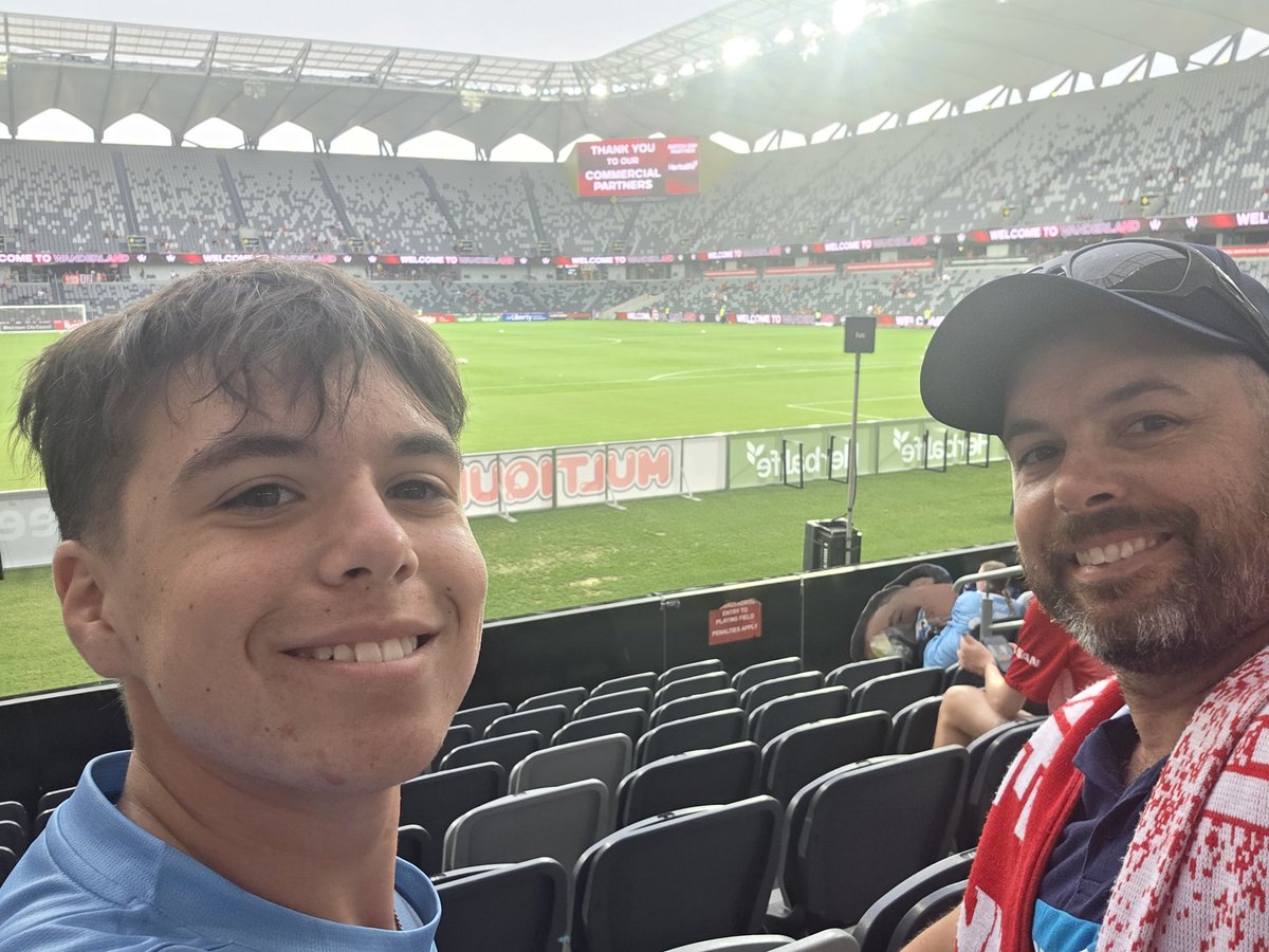 ckeller83's tweet photo. @MelbourneCity Thanks to the players for coming over to say hi and thanks! Good luck tonight!! https://t.co/azEOwBHZvM