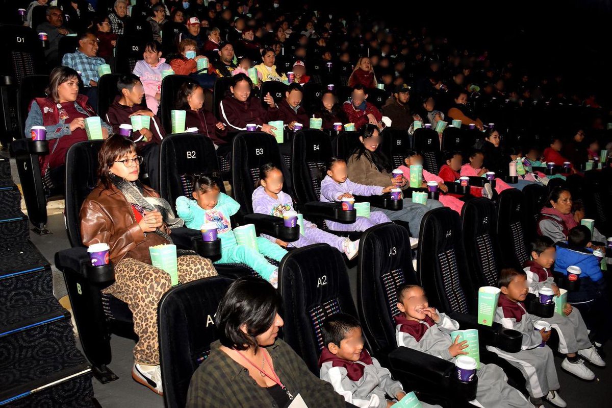DIFEM_'s tweet image. 🎬 Las niñas, niños y adolescentes de nuestros #CAS, junto con personas adultas mayores, disfrutaron de una visita especial a Cinépolis para vivir un día lleno de cine, sonrisas y momentos inolvidables. ✨🍿#ElPoderDeServir