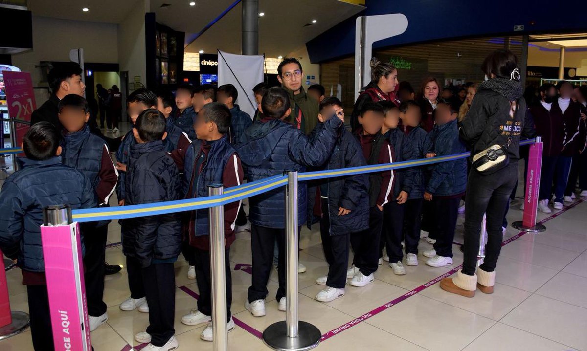 DIFEM_'s tweet image. 🎬 Las niñas, niños y adolescentes de nuestros #CAS, junto con personas adultas mayores, disfrutaron de una visita especial a Cinépolis para vivir un día lleno de cine, sonrisas y momentos inolvidables. ✨🍿#ElPoderDeServir