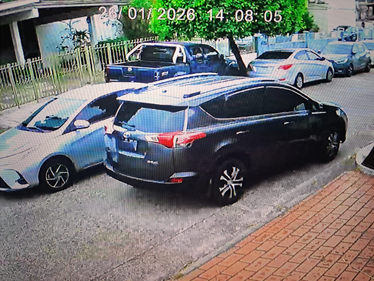 Este fue el auto donde se llevaron todo lo que se robaron de mi casa. Una RAV4 gris raton, lámpara trasera derecha rota, sin placa y rines de lujo.

Si alguno lo reconoce les agradezco un millón su ayuda para atrapar a estos delincuentes.