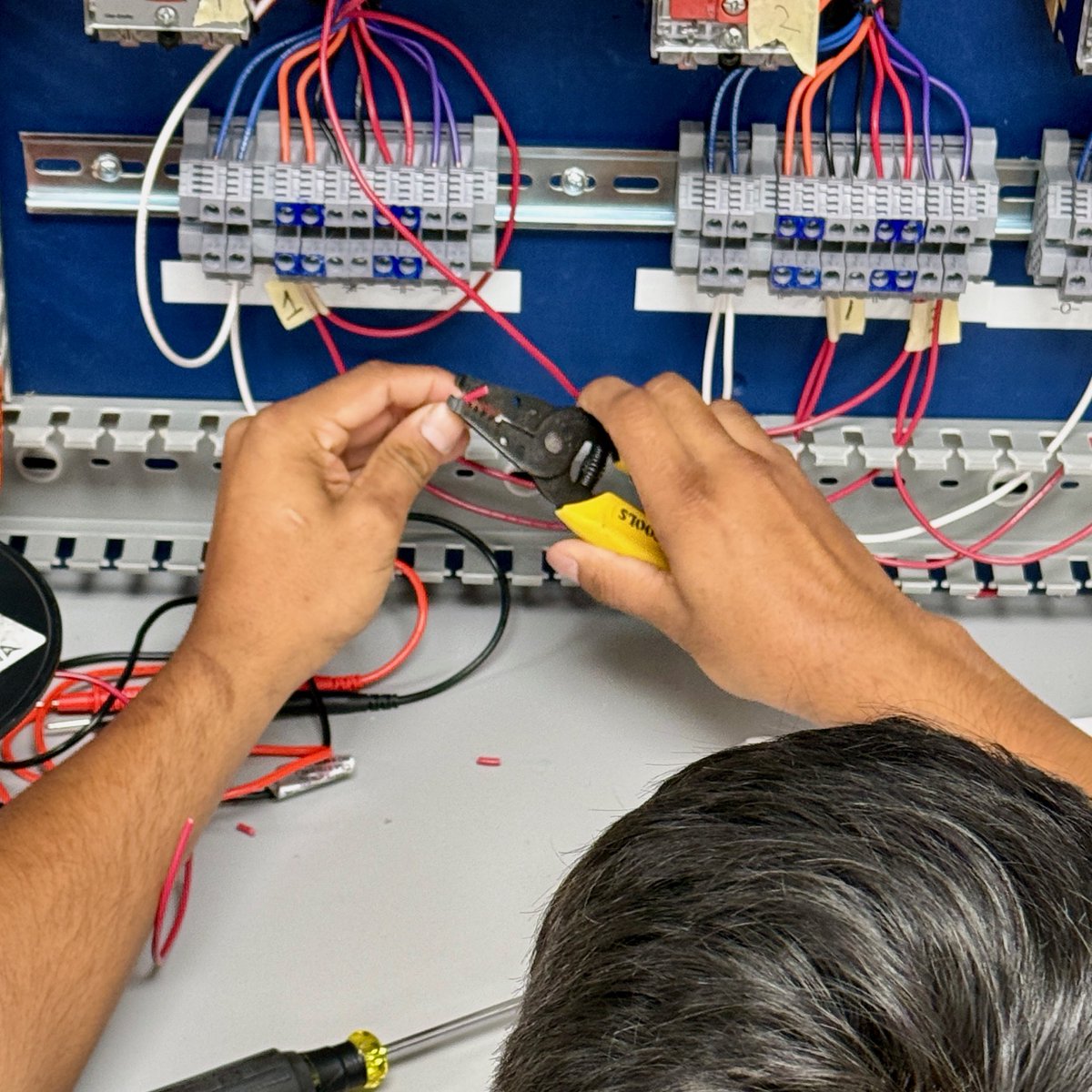 tstcwaco's tweet photo. Complex relay circuits are the structural DNA in the electrical world. Our students are mastering the hardwired logic at TSTC because in the field, sub-optimal connections are not an option. ⚡️🦾
#TSTCproud #WacoTX #motorcontrols #handsonlearning https://t.co/4kW8Kus8tL
