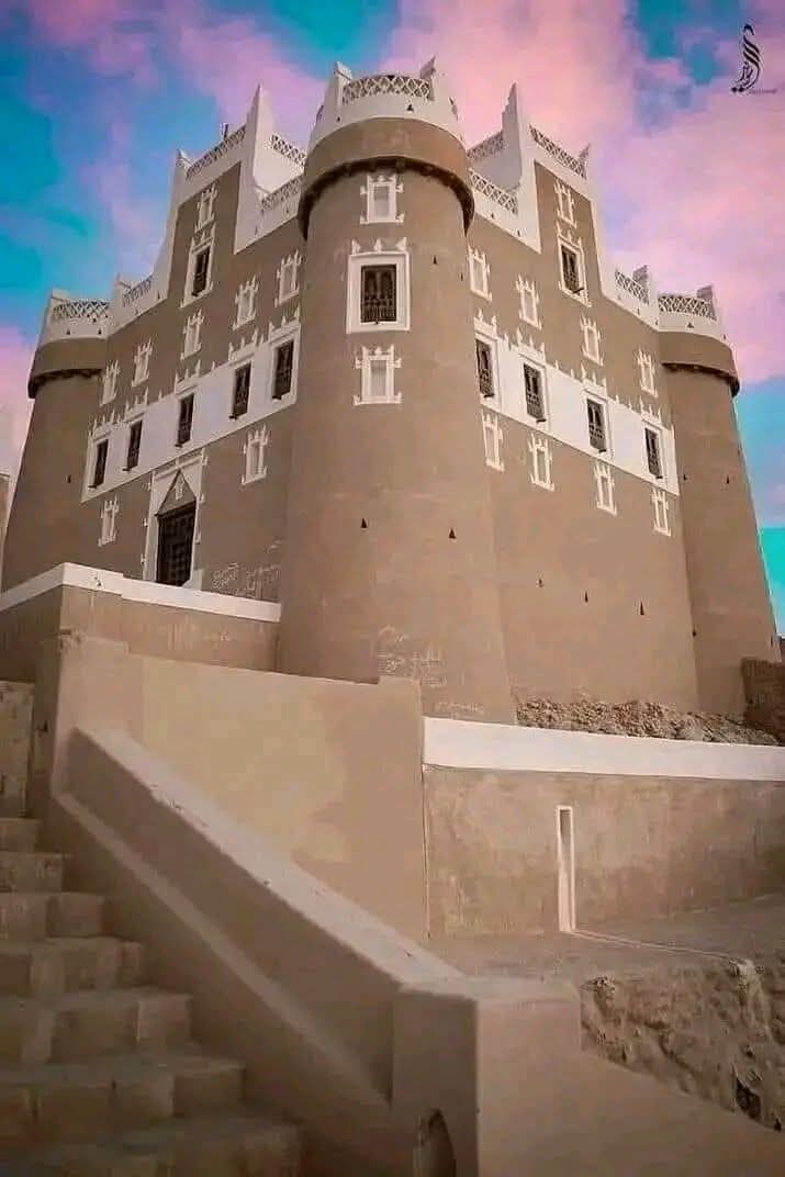 حصن الفلس في سيئون – وادي حضرموت
معلم تاريخي يعود لأكثر من 400 عام، شُيّد على تلة صخرية في حي القرن كموقع دفاعي استراتيجي.
يعكس أصالة العمارة الحضرميّة ويمنح الزائر إطلالة بانورامية على المدينة.
وجهة مميزة لعشّاق التاريخ والتراث.