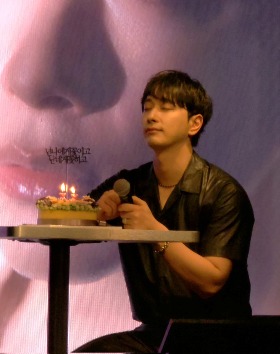 생일을 진심으로 축하해~
오늘만큼은 많은 말보다, “항상 응원하고 있다”는 마음이 가장 먼저 전해졌으면 좋겠어
찬성이가 어떤 자리에서 어떤 선택을 하든, 묵묵히 곁에서
응원하는 사람들이 있다는 걸 꼭 기억해 줬으면 해
무대 위에서 빛나는 모습은 물론이고, 보이지 않는 시간 속에서 애쓰는