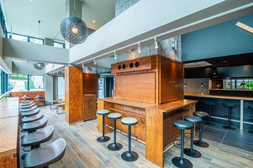 WISE OWL HOSTELS RIVER TOKYO
一昨日、5年ぶり宿泊。2200円
1Fの広いラウンジを作業に使えるのでノマドに便利。上段の個室でも「階段」あるので登り楽。上下段とも「横向き」なので圧迫感なし。スカイツリー徒歩。タオル無料。シャワー室兼化粧室は男女共有。2Fにキッチンあり。