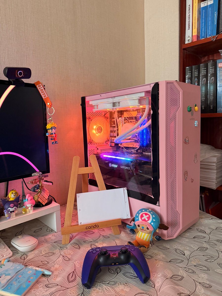 Al fin prende! Al fin tengo vidrio! Al fin tengo mi pc!!! 😭🩷🩷🩷
Estaba tan preocupada y tan triste amigos en serio…
Gasté los últimos ahorros de mi vida pero ya al fin la tengo de vuelta a mi bebita 🥺

Ya quiero prender streammmm aaaaaaaaaaaaaaaa