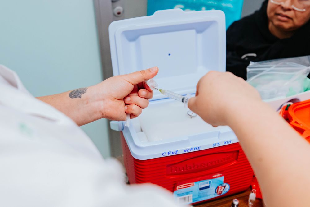 #Atención 💉Guadalajara amplió los horarios de vacunación contra el sarampión en unidades de la Cruz Verde.

En Delgadillo Araujo, Mario Rivas Sousa y Leonardo Oliva, la aplicación será de 9:00 a 19:00 horas. 

Del 9 al 13 de febrero también habrá un módulo en Palacio Municipal.