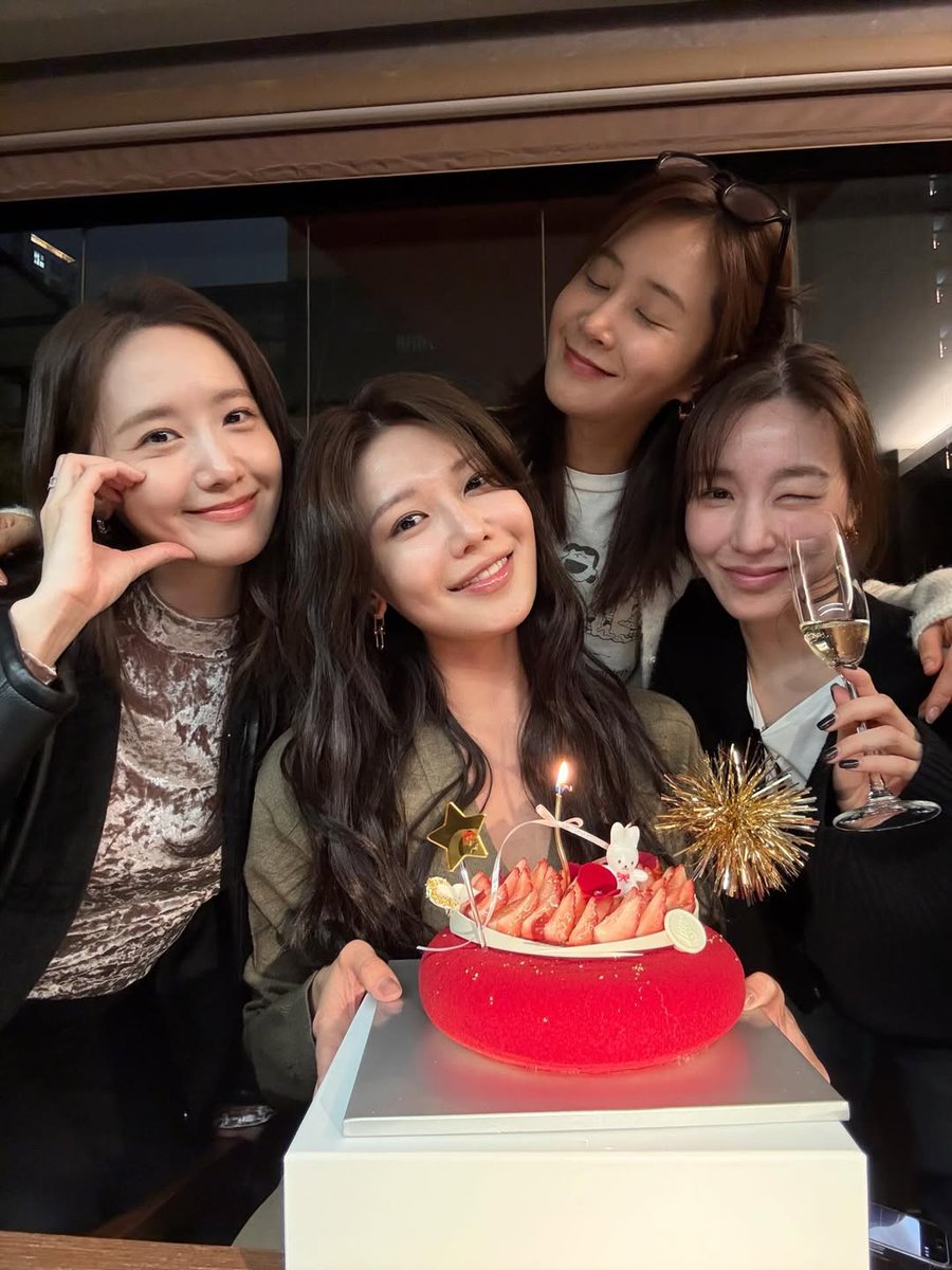 from Sooyoung's IG post 📸📽

(the girls celebrated Sooyoung's birthday together 🥰 with the usual birthday subunit: Tiffany, Sooyoung, Yoona, Yuri ft. Sunny and Seohyun 😍)

#TiffanyYoung #TIFFANY #티파니영 #티파니